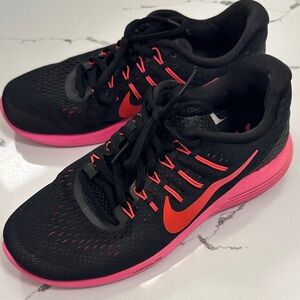 Nike Women's Black and Hot Pink Athletic Shoes